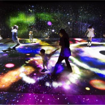 人に呼応するランプが幻想的!カメラ好きにはたまらない「チームラボ:ボーダレス」